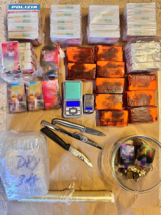 Pescara - Oltre 4 kg di hashish in auto: arrestati due giovani